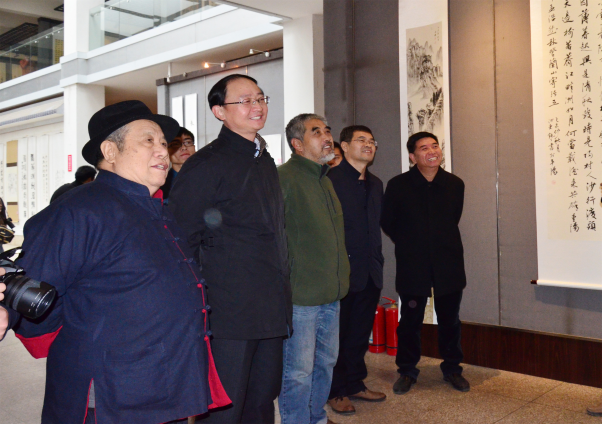董事长武海顺、原书画研究所所长柴建国在优德88院领导陪同下观看展览