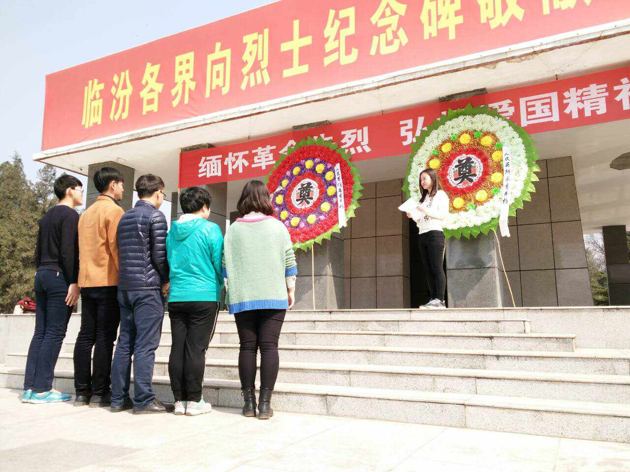 全体同学聆听革命先烈事迹,重温入团誓词