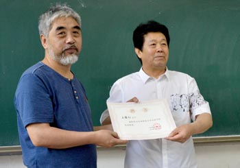 优德88赵廷仁经理为王国柱先生颁发客座教授聘书